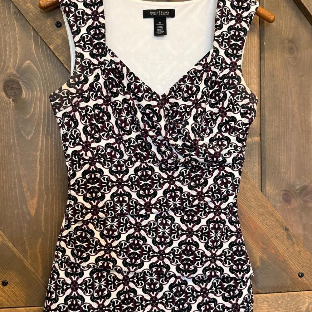 White House Black Market Sleeveless Top Womens XS White Purple Scroll Excellent
